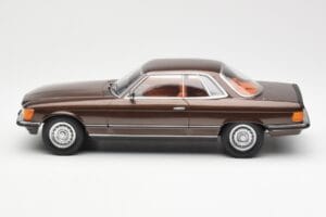 Mercedes 500 SLC C107 Hnedý KK-Scale 1:18 180851 Kov – obrázok 3 z 6