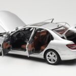 Mercedes C-Class W204 Avantgarde Strieborný AUTOart 1:18 B66962368 - image 5 of 8