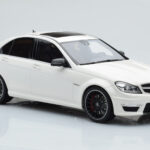 Mercedes C63 AMG W204 Biely GT Spirit 1:18 - image 4 of 6