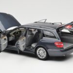 Mercedes E-Class S212 T-Model Tenorit Šedý Metallic Minichamps 1:18 B66962447 - image 5 of 8