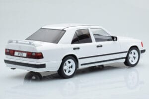 Mercedes E-Class W124 Tuning Biely MCG 1:18 MCG18343 Kov – obrázok 2 z 6