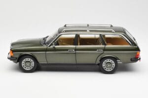 Mercedes 230T W123 T-Model Zelený Metalíza Norev 1:18 183730 Kov – obrázok 4 z 8
