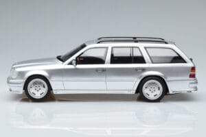 Mercedes E36 AMG S124 Strieborný Otto 1:18 OT889 Živica – obrázok 3 z 6