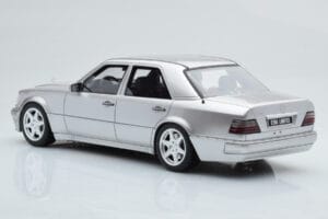 Mercedes E500 W124 Strieborný Otto 1:18 OT623 Živica – obrázok 5 z 6