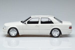 Mercedes E60 AMG W124 Biely Otto 1:18 B66040640 Živica – obrázok 3 z 6