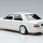 Mercedes E60 AMG W124 Biely Otto 1:18 - image 5 of 6