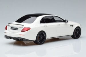 Mercedes AMG E63 S W213 Biely GT Spirit 1:18 B66965711 Živica – obrázok 2 z 6