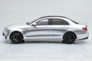 Mercedes AMG E63 S W213 Strieborný GT Spirit 1:18 GT230 Živica – obrázok 3 z 6