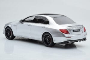 Mercedes AMG E63 S W213 Strieborný GT Spirit 1:18 GT230 Živica – obrázok 5 z 6