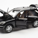Mercedes M-Class W166 Obsidian Čierny Metalíza Minichamps 1:18 B66960063 - image 2 of 8