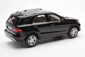 Mercedes M-Class W166 Obsidian Čierny Metalíza Minichamps 1:18 B66960063 Kov – obrázok 3 z 8