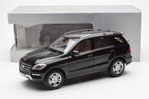 Mercedes M-Class W166 Obsidian Čierny Metalíza Minichamps 1:18 B66960063 Kov – obrázok 8 z 8