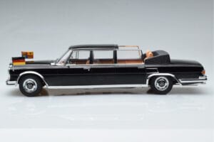 Mercedes 600 Pullman W100 Landaulet Queen Elizabeth II KK-Scale 1:18 KKDC181185 Kov – obrázok 3 z 6