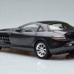 Mercedes SLR McLaren Čierny CMC 1:18 - image 7 of 10