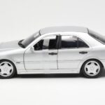 Mercedes C36 AMG W202 Strieborný UT Models 1:18 - image 3 of 6