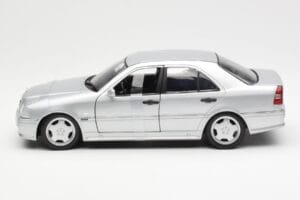 Mercedes C36 AMG W202 Strieborný UT Models 1:18 180035000 Kov – obrázok 3 z 6