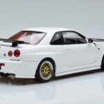 Nissan Skyline GT-R R34 Nismo Z-Tune Biely MotorHelix 1:18 - image 3 of 11