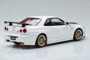 Nissan Skyline GT-R R34 Nismo Z-Tune Biely MotorHelix 1:18 M83407 Kov – obrázok 3 z 11