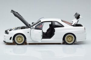Nissan Skyline GT-R R34 Nismo Z-Tune Biely MotorHelix 1:18 M83407 Kov – obrázok 4 z 11