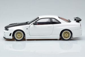 Nissan Skyline GT-R R34 Nismo Z-Tune Biely MotorHelix 1:18 M83407 Kov – obrázok 5 z 11