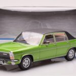 Opel Diplomat B Zelený Metalický MCG 1:18 - image 6 of 6