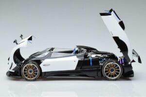 Pagani Zonda HP Barchetta Carbon Fiber Biely LCD 1:18 LCD18009-WH Kov – obrázok 4 z 9