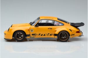 Porsche 911 RSR 3.0 Hommage Yamanouchi San GT Spirit 1:18 GT394 Živica – obrázok 3 z 6
