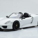 Porsche 918 Spyder Weissach Package Biely S Čiernymi Kolesami Minichamps 1:18
