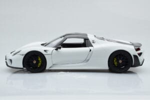 Porsche 918 Spyder Weissach Package Biely S Čiernymi Kolesami Minichamps 1:18 113062443 Kov – obrázok 5 z 9