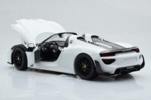 Porsche 918 Spyder Weissach Package Biely S Čiernymi Kolesami Minichamps 1:18 113062443 Kov – obrázok 6 z 9