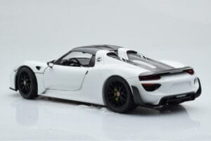 Porsche 918 Spyder Weissach Package Biely S Čiernymi Kolesami Minichamps 1:18 113062443 Kov – obrázok 8 z 9