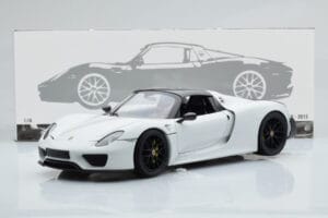 Porsche 918 Spyder Weissach Package Biely S Čiernymi Kolesami Minichamps 1:18 113062443 Kov – obrázok 9 z 9
