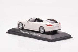 Porsche Panamera 970 Diesel Carrara Biely Minichamps 1:43 WAP0200090C Kov – obrázok 3 z 4