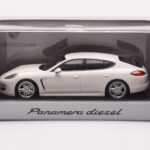 Porsche Panamera 970 Diesel Carrara Biely Minichamps 1:43 - image 4 of 4