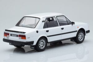 Skoda 130 L Biely IXO 1:18 18CMC158 Kov – obrázok 2 z 6