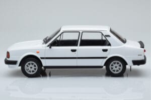 Skoda 130 L Biely IXO 1:18 18CMC158 Kov – obrázok 3 z 6