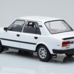 Skoda 130 L Biely IXO 1:18 - image 5 of 6