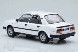 Skoda 130 L Biely IXO 1:18 18CMC158 Kov – obrázok 5 z 6