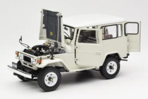 Toyota Land Cruiser FJ40 Van Biely Kyosho 1:18 08971W Kov – obrázok 2 z 8