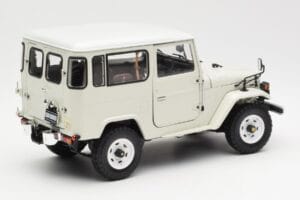 Toyota Land Cruiser FJ40 Van Biely Kyosho 1:18 08971W Kov – obrázok 3 z 8