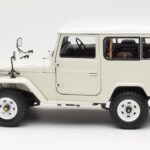 Toyota Land Cruiser FJ40 Van Biely Kyosho 1:18 08971W - image 4 of 8