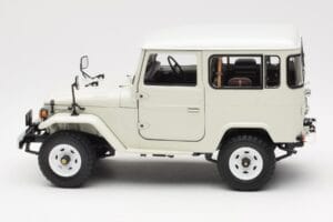 Toyota Land Cruiser FJ40 Van Biely Kyosho 1:18 08971W Kov – obrázok 4 z 8