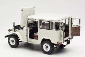 Toyota Land Cruiser FJ40 Van Biely Kyosho 1:18 08971W Kov – obrázok 5 z 8