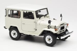 Toyota Land Cruiser FJ40 Van Biely Kyosho 1:18 08971W Kov – obrázok 6 z 8