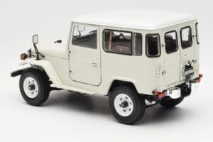 Toyota Land Cruiser FJ40 Van Biely Kyosho 1:18 08971W Kov – obrázok 7 z 8