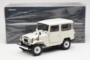 Toyota Land Cruiser FJ40 Van Biely Kyosho 1:18 08971W Kov – obrázok 8 z 8