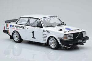 Volvo 240 Turbo IPS Racing Blaupunkt #1 P. Stureson DTM Zolder 1986 IXO 1:18 18RMC106 Kov – obrázok 4 z 6