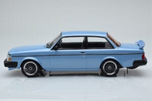 Volvo 240 Turbo Svetlo Modrý IXO 1:18 18MCC090 Kov – obrázok 3 z 6