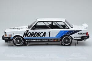 Volvo 240 Turbo Nordica #1 J. Cecotto / A. Olafsson ETCC Brno 1986 IXO 1:18 18RMC087 Kov – obrázok 3 z 6
