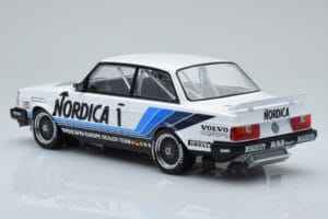 Volvo 240 Turbo Nordica #1 J. Cecotto / A. Olafsson ETCC Brno 1986 IXO 1:18 18RMC087 Kov – obrázok 5 z 6